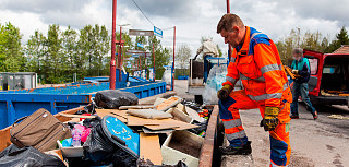 Anbefaler barn under 10 år å bli sittende i bilen